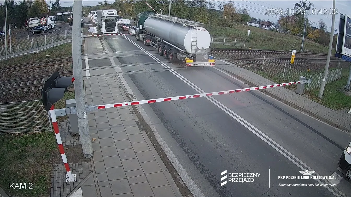 Level crossing in Poznan Wola: a tanker truck between lowered barriers, frame from a PKP PLK camera